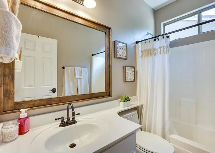 Shop, Golf & Hike: Group Getaway W/ Pool! Casa vacanze Surprise