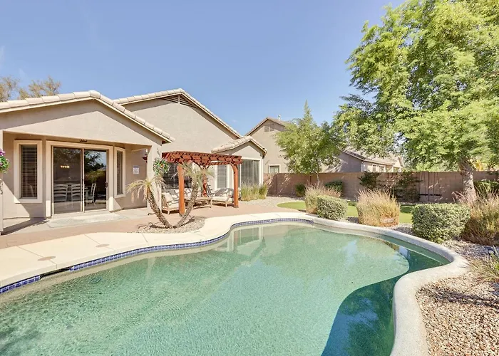 Casa vacanze Shop, Golf & Hike: Group Getaway W/ Pool!